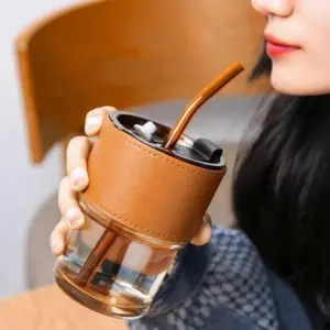 Alternative view of مج زجاج 500 ملي بشاليموه وجزء جلدي عازل للحرارة – Glass Mug 500ml with Straw & Heat Resistant Leather Sleeve
