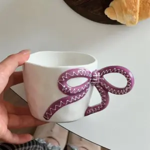 Alternative view of مج بورسلين أبيض بفيونكة ثري دي بألوان مختلفة – White Porcelain Mug with 3D Bow in Different Colors