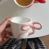 مج بورسلين أبيض بفيونكة ثري دي بألوان مختلفة – White Porcelain Mug with 3D Bow in Different Colors