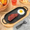 جريل حديد زهر غير قابل للصدأ لشوي الفراخ واللحوم والخضار مع يد وحامل خشبي للتقديم – Cast Iron Grill Pan for Chicken Meat & Vegetables with Handle & Wooden Serving Base