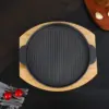 جريل حديد دائري غير قابل للصدأ لشوي الفراخ واللحوم والخضار مع يد وحامل خشبي للتقديم – Round Cast Iron Grill Pan Rust Resistant for Chicken, Meat & Vegetables with Handle & Wooden Serving Base