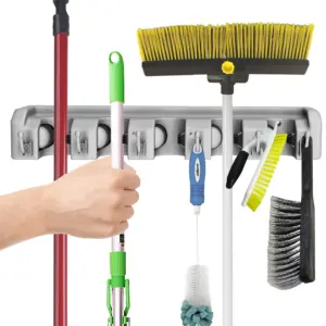حامل مكانس 5 فتحات مع 6 هوكات لتعليق الفوط والجاروف وتنظيم أدوات التنظيف - 5 Slot Broom Holder with 6 Hooks for Towels, Dustpans, and Cleaning Tools