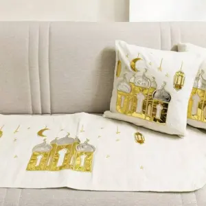 طقم رمضاني 3 قطع رانر سفرة و2 كوشن مزين بفوانيس تطريز - Ramadan 3 Piece Set Table Runner & 2 Cushions with Embroidered Lanterns
